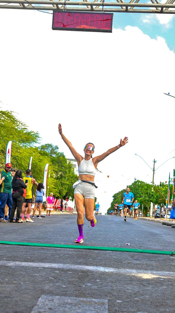 Maria Zilda Bandeira Silva cruzando a linha de chegada de uma corrida de rua